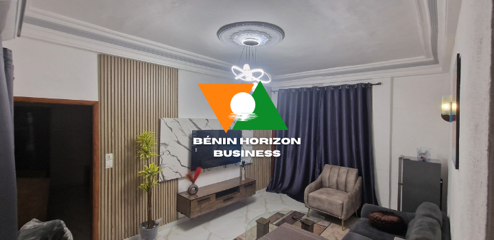 Appartement meublé 2 chambres, 3 douche avec salon, Cuisine et vue sur la route.