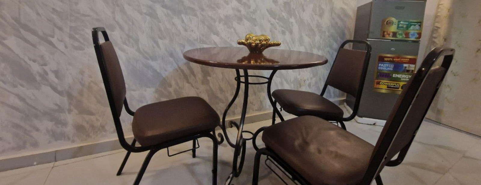 Appartement meublé 2 chambres, 3 douche avec salon, Cuisine et vue sur la route.